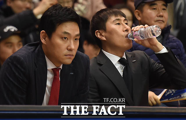 삼성 이상민 감독이 경기 막판까지 시소게임이 이어지자 목이 타는 듯 물을 마시고 있다. 왼쪽은 박훈근 코치.