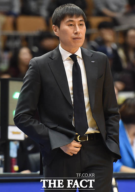 최근 부친상을 당한 뒤 복귀한 삼성 이상민 감독이 검정색 양복과 넥타이를 메고 있다.