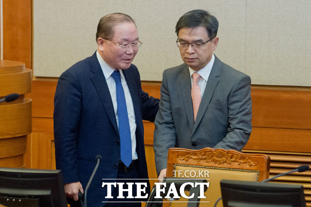 박 대통령 변호인단 이동흡(왼쪽) 전 대법관과 이중환 변호사가 20일 오전 서울 종로구 헌법재판소에서 열린 박근혜 대통령 탄핵심판 15차 변론에 참석해 대화하고 있다. /사진공동취재단