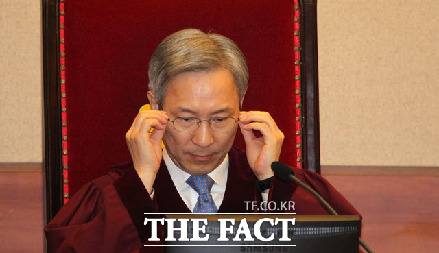 안경 고쳐쓰는 강일원 헌법재판관