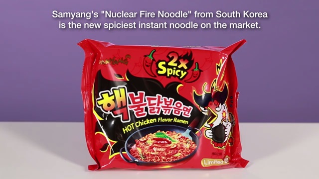 매운 라면의 핵 세계에서 가장 매운 인스턴트 라면이라는 핵불닭볶음면에 대한 관심이 집중되고 있다./ 버즈피드 영상 캡처