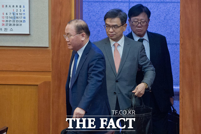 대심판정 들어서는 박근혜 대통령 법률대리인단
