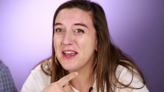 눈물 쏙 빼는 핵불닭볶음면! 매운 음식에 자신있다던 출연자가 핵불닭볶음면을 먹은 뒤 눈물을 흘리고 있다./ 버즈피드 영상 캡처