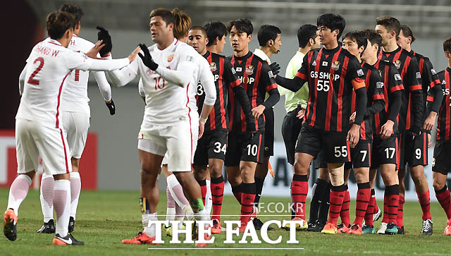 0-1로 패한 서울 선수들이 경기 종료 후 아쉬운 표정으로 인사를 나누고 있다.