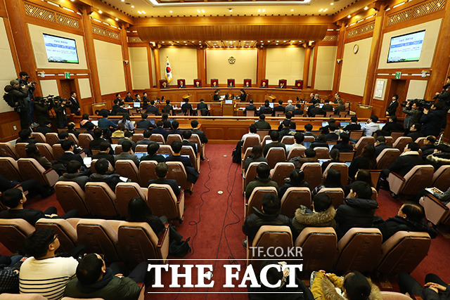 22일 서울 종로구 헌법재판소 대심판정에서 박근혜 탄핵심판 16차 변론기일 공개변론이 진행되고 있다.