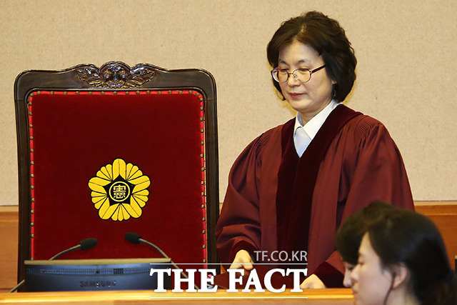 이정미 헌법재판소장 권한대행이 22일 박근혜 대통령 탄핵심판 16차 변론기일이 열린 대심판정에 입장하고 있다. /이덕인 기자