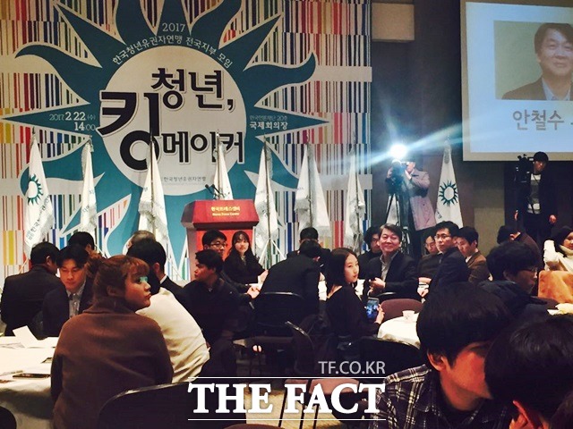 안철수 전 국민의당 상임공동대표가 22일 오후 서울 프레스센터에서 열린 청년, 킹 메이커 행사에 참여해 질의하는 학생을 바라보고 있다. / 프레스센터=서민지 기자