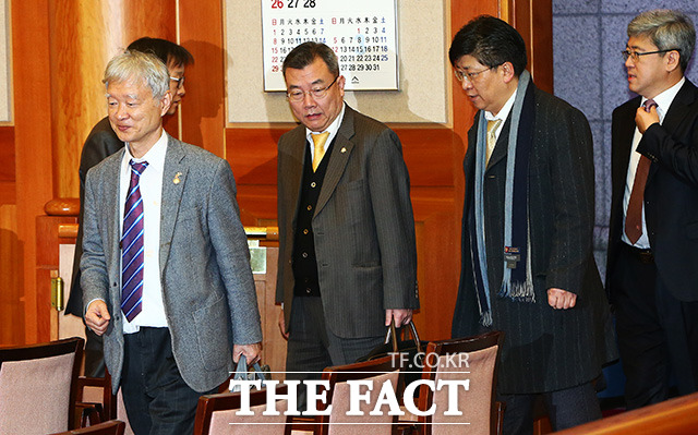 대심판정 입장하는 서석구 변호사(왼쪽)와 박근혜 대통령 법률대리인단