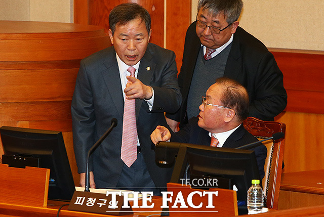 대화하는 박근헤 대통령 법률대리인단 이동흡 변호사(오른쪽)와 김평우 변호사