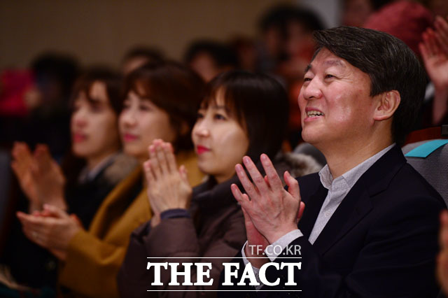 아내 김미경 교수를 보며 박수 보내는 안철수 전 대표