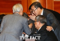 [TF포토] 헌재, 박 대통령 출석 요구…'분주한 법률대리인단'