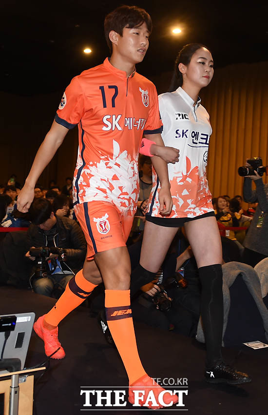 제주 유나이티드 안현범이 패션쇼에 참석해 유니폼을 선보이고 있다.