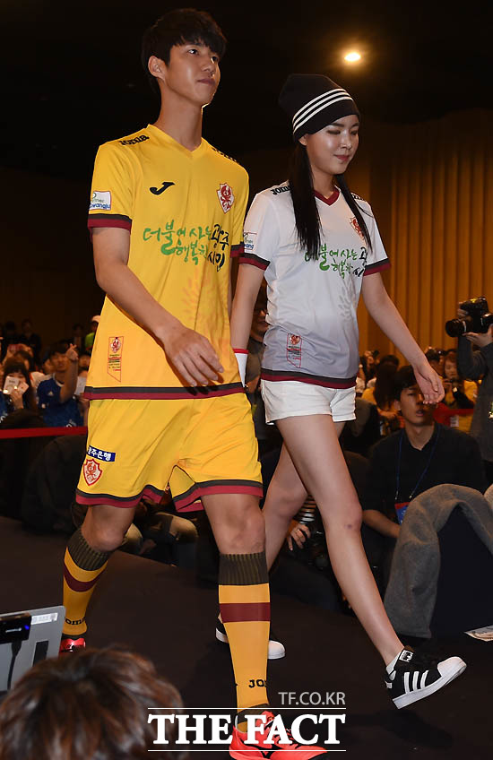 광주FC 김민혁이 새 유니폼을 선보이며 런웨이를 걷고 있다.
