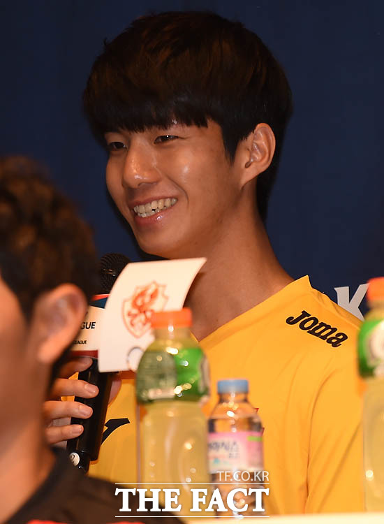 광주FC 김민혁이 환한 미소를 보이고 있다.