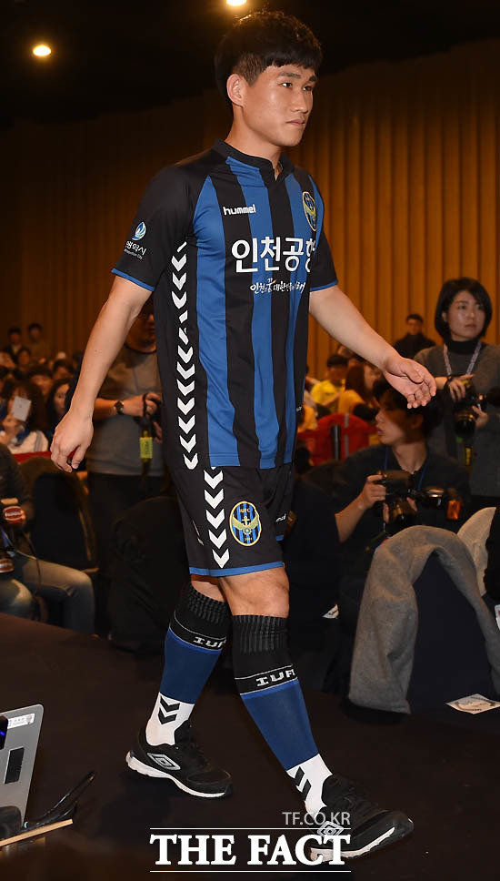 인천 유나이티드 김도혁이 패션쇼에 참석해 유니폼을 선보이고 있다.