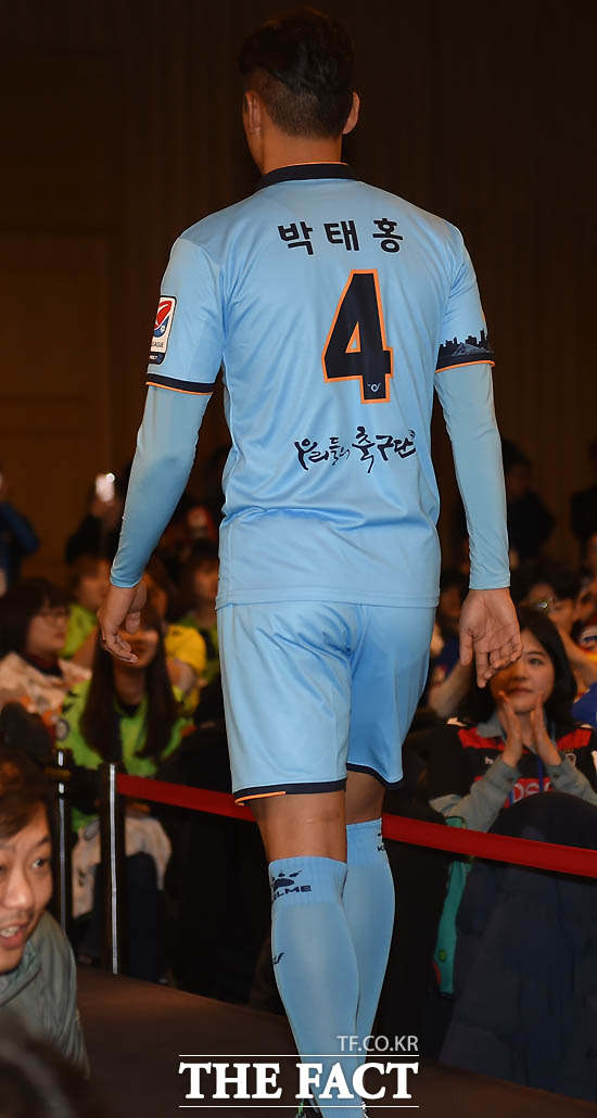 대구FC  박태홍이 패션쇼에 참석해 유니폼을 선보이고 있다.