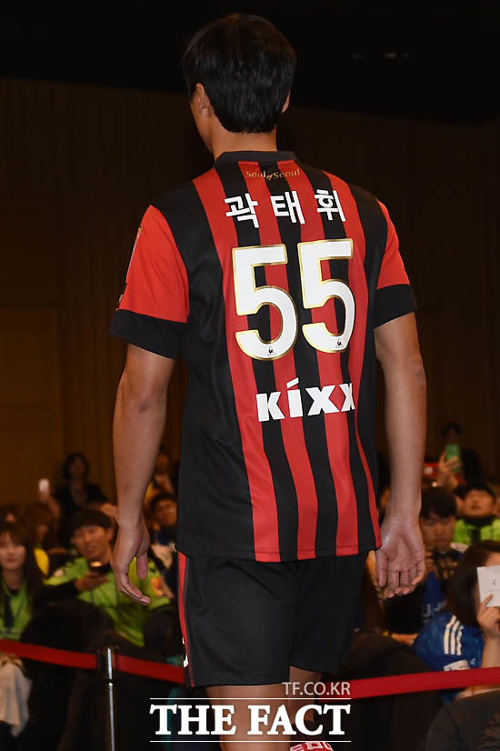 FC서울 곽태휘가 새 유니폼을 선보이며 런웨이를 걷고 있다.