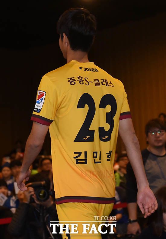 광주FC 김민혁이  패션쇼에 참석해 유니폼을 선보이고 있다.