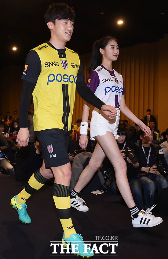 전남드래곤즈 김영욱이 패션쇼에 참석해 유니폼을 선보이고 있다.