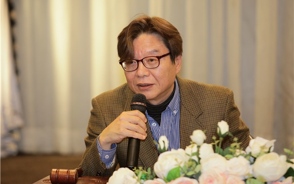 한국인터넷신문협회 9대 회장에 선임된 이근영 프레시안 경영대표가 22일 소감을 밝히고 있다./인신협 제공