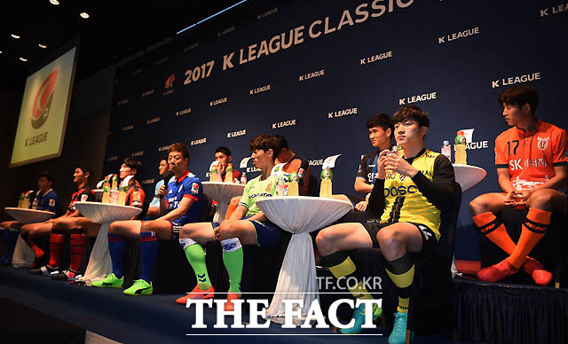 2017 K리그 미디어데이에 참석한 선수들이 팬들의 질문을 받고 있다.