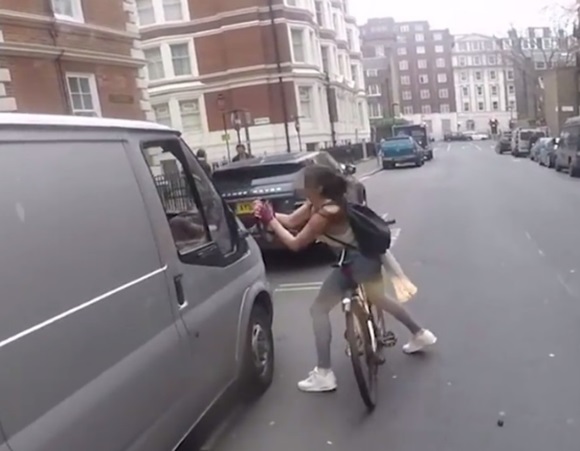영국의 한 도로 위에서 성희롱을 당한 여성이 성희롱 남성의 차량을 추격해 복수를 감행하고 있다. /유튜브 캡처