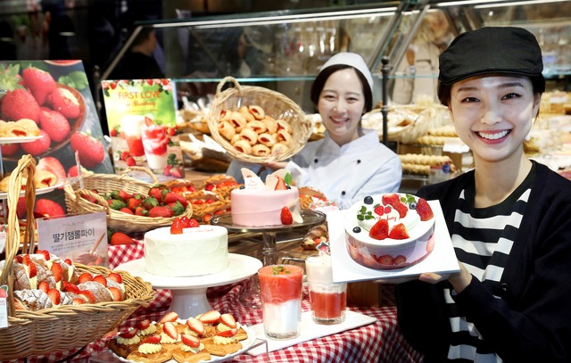 파리바게트가 딸기 시즌을 맞아 “퍼스트 러브 인 스트로베리(First Love in Strawberry)”를 테마로 딸기 페어를 개최한다고 23일 밝혔다. /파리바게트 제공