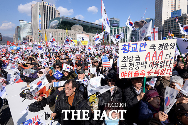 태극기집회 대한문앞 거리 가득 메워 박근혜 대통령 취임 4주년을 맞아 태극기집회와 민중총궐기 집회가 서울 도심에서 열린 가운데 세대결이 눈길을 끌고 있다./남용희 기자