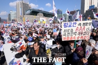  태극기 집회vs촛불집회, '탄핵 결정 앞두고 최대 인파 세대결'