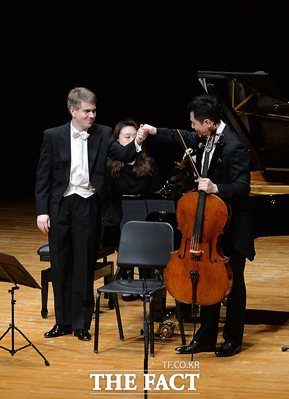 연주를 마친 세계적 피아니스트 요나스 포요넨(왼쪽)과 첼리스트 송영훈의 모습. 두 사람은 환상적인 하모니로 예술의전당에 모인 1500여 명의 관객들을 단숨에 사로잡았다.