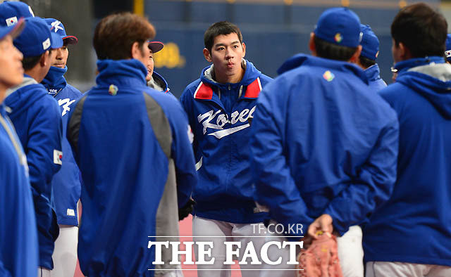 한국대표팀 이대은이 송진우 투수코치의 설명을 듣고 있다.