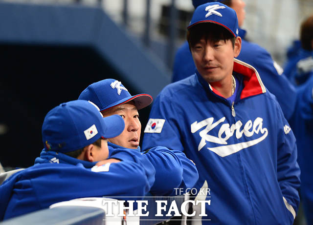 한국대표팀 김재호와 최형우가 쿠바의 훈련 장면을 지켜보며 대화를 나누고 있다.
