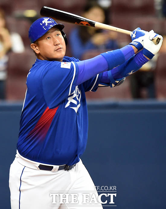 한국 이대호가 1회초 자신의 홈런성 파울 타구를 바라보고 있다.