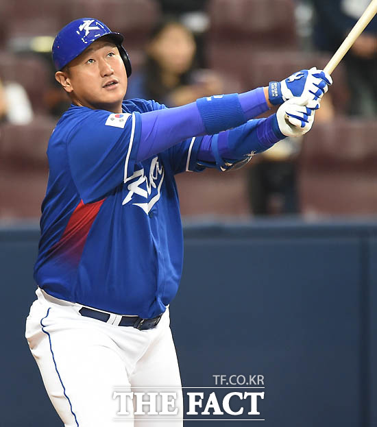 한국 이대호가 1회초 자신의 홈런성 파울 타구를 바라보고 있다.