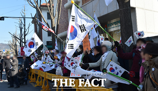 헌재 앞에서 탄핵 무효 시위를 벌이는 보수단체 회원들