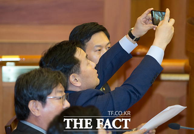 대심판정 촬영하는 김관영 국민의당 의원