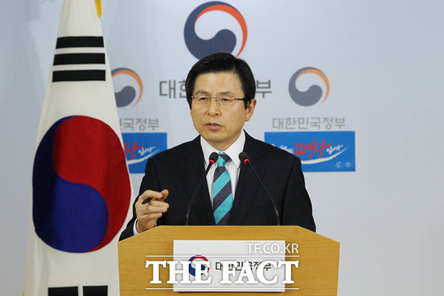 황교안 대통령 권한대행은 27일 공식 브리핑을 통해 박영수 특별검사팀의 수사기간 연장을 승인하지 않기로 했다. /더팩트DB