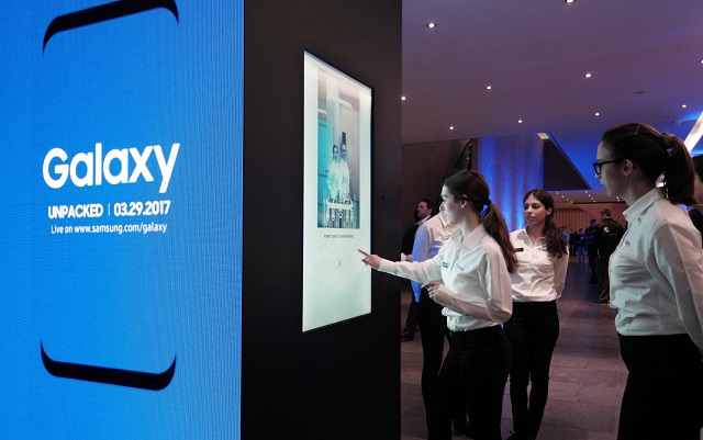 한 관계자가 ‘삼성 갤럭시 언팩’ 초청장 박스 앞에서 나만의 초청장을 만들고 있다. 삼성전자는 오는 3월 29일 뉴욕과 런던에서 갤럭시 스마트폰 신제품을 공개할 예정이다. /삼성전자 제공