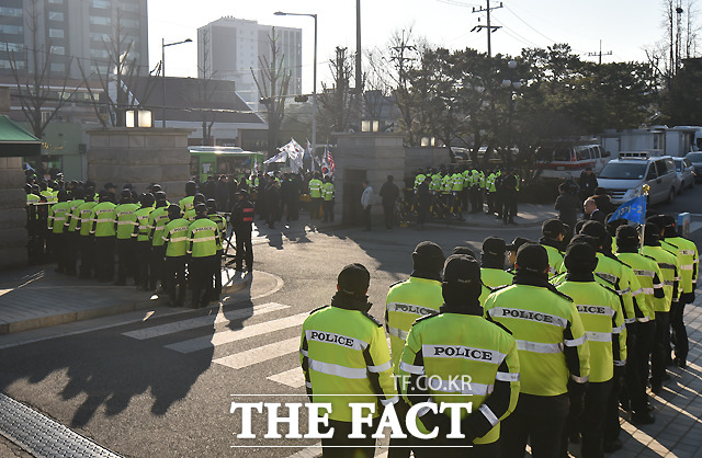 헌재 안팎에서 경찰들이 삼엄한 경계근무를 하고 있다.