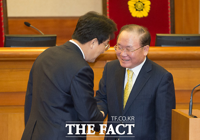 인사 나누는 권성동 국회 탄핵소추위원장(왼쪽)과 이동흡 박 대통령 측 변호인