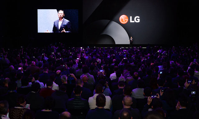 LG전자는 세계 최대 모바일 전시회 ‘모바일월드콩그레스(MWC) 2017’ 개막을 하루 앞둔 26일(현지시각) 스페인 바르셀로나 산 호르디 클럽에서 차기 주력 스마트폰 ‘G6’ 공개 행사를 진행했다. 사진은 조성진 LG전자 부회장. /LG전자 제공