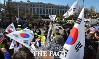  박근혜 대통령 탄핵심판 최종변론, '헌재 안팎은 진보·보수 팽팽한 신경전'