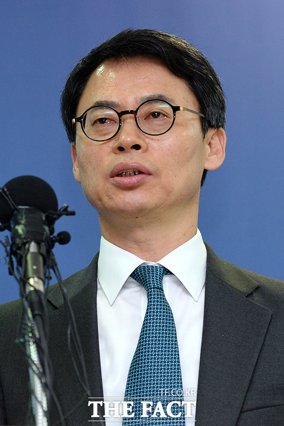 특검 연장 거부에 따른 여야 반응이 엇갈리고 있다. 김진태 자유한국당 의원은 MBC 라디오 신동호의 시선집중에 출연해 특검 연장을 요구한 야당과 특검을 맹비난했다. / 남용희 기자