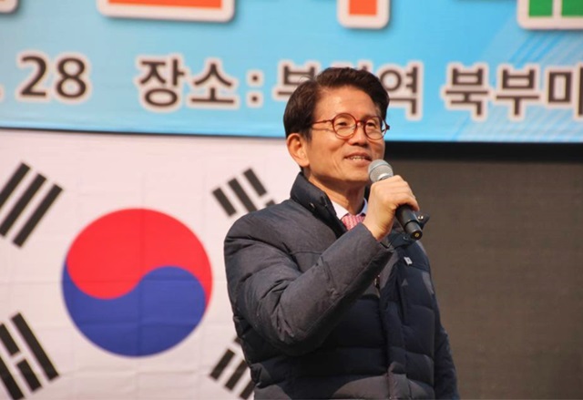 김문수 자유한국당 비상대책위원은 제 98주년 3·1절인 1일 오후 청계천 한빛광장에서 열린 태극기집회에 참석해 엉터리 졸속재판을 하는 헌법재판관들을 탄핵해야 한다고 주장했다. /김문수 페이스북