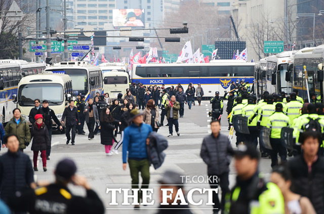 태극기 집회와 촛불집회를 나눈 경찰의 차벽...