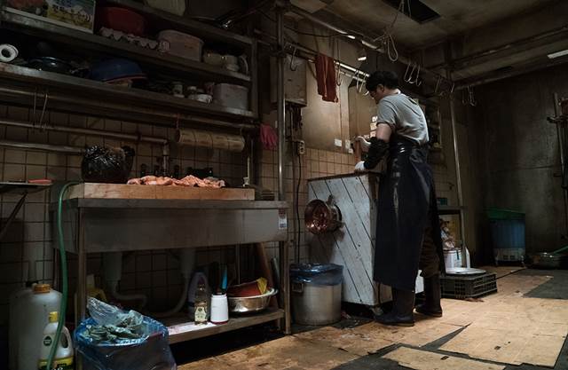 연쇄살인을 소재로 한 해빙에는 잔인한 장면이 나오나, 이를 꿈으로 표현하거나 대부분을 상황적 심리 묘사를 통해 긴장감을 극대화시켜 15세 이상 관람가를 받았다. /영화 해빙 스틸