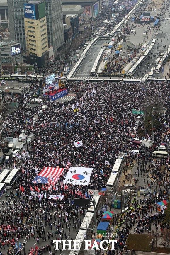 세종대로 사거리를 기준으로 나뉘어진 탄핵 찬성과 반대 / 사진공동취재단