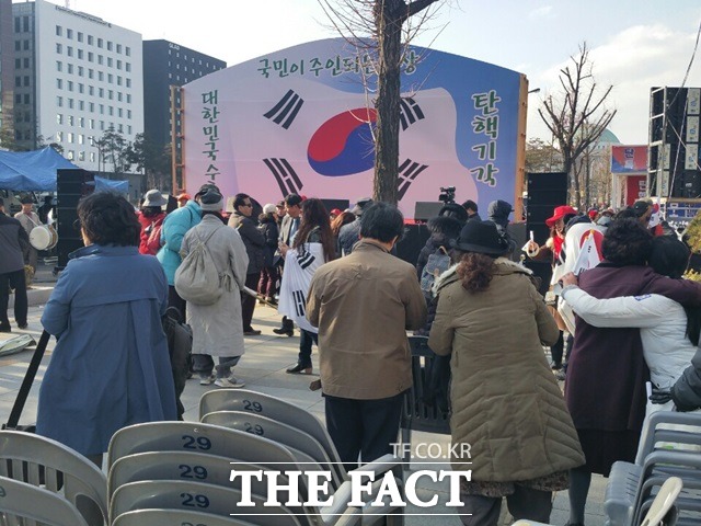 보수단체 태극기 행동본부는 2일 오후 서울 여의도에서 박근혜 대통령의 탄핵 기각과 국회 해산을 요구하는 집회를 열었다. /여의도=신진환 기자