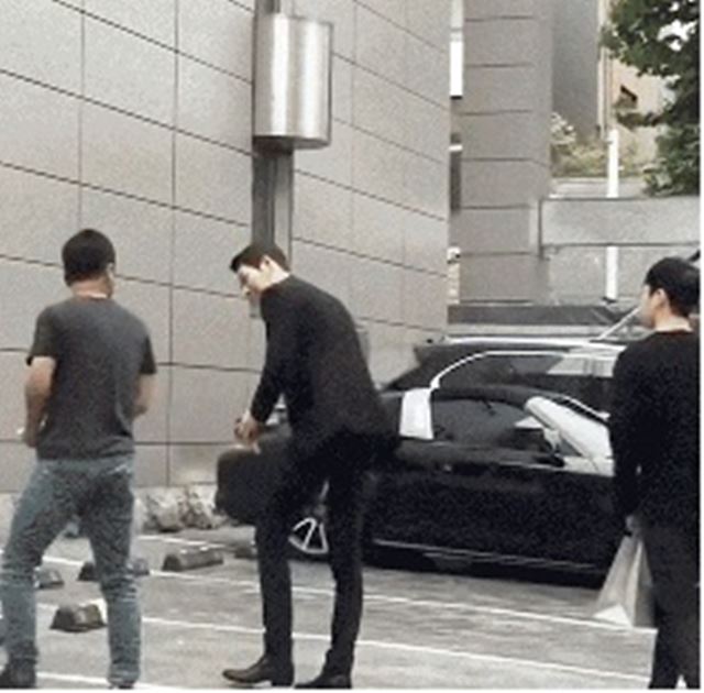 김우빈의 인성을 보여주는 게시물이 누리꾼 사이에 화제다. 게시물에는 발렛파킹 직원을 향해 연신 감사인사를 하는 김우빈의 모습이 담겨있다./온라인 커뮤니티 캡처