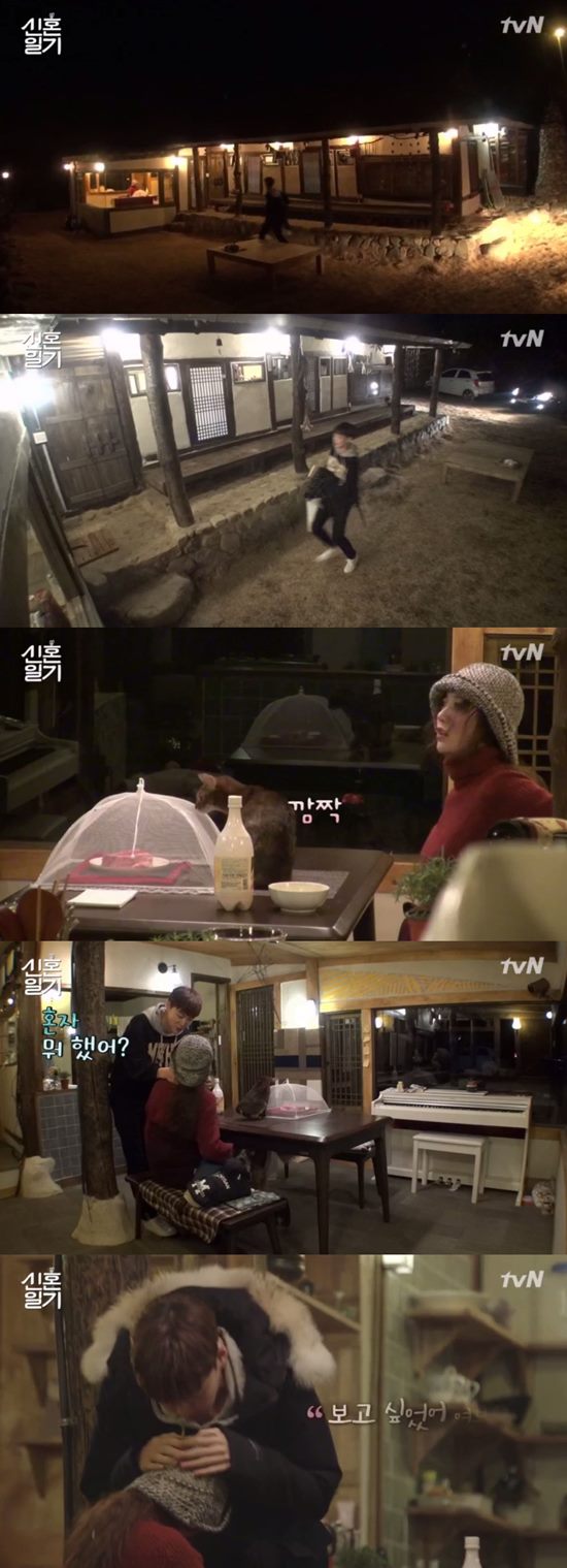 tvN 신혼일기에서 안재현(맨 아래)과 구혜선이 잠시 떨어져 있다가 재회하는 장면만으로 보는 이들을 설레게 했다. /신혼일기 방송 캡처